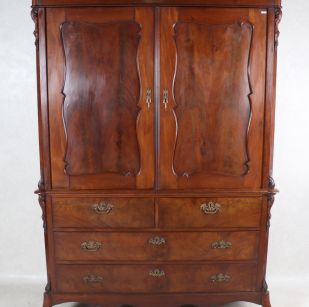 Verkocht artikelnr. 001112 Antiek Mahonie Kabinet Overgang Empire/Biedermeier.
Antiek mahoniehouten Vroeg Biedermeier Kabinet jaar 1820, in topstaat.

Topstuk!

h 230 x 147 x d: 51cm
Keywords: artikelnr. 001112 Antiek Mahonie Kabinet Overgang Empire/Biedermeier